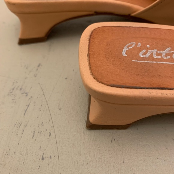 made in spain, super soft leather like butter. low heal sandals in great shape. - Picture 4 of 4